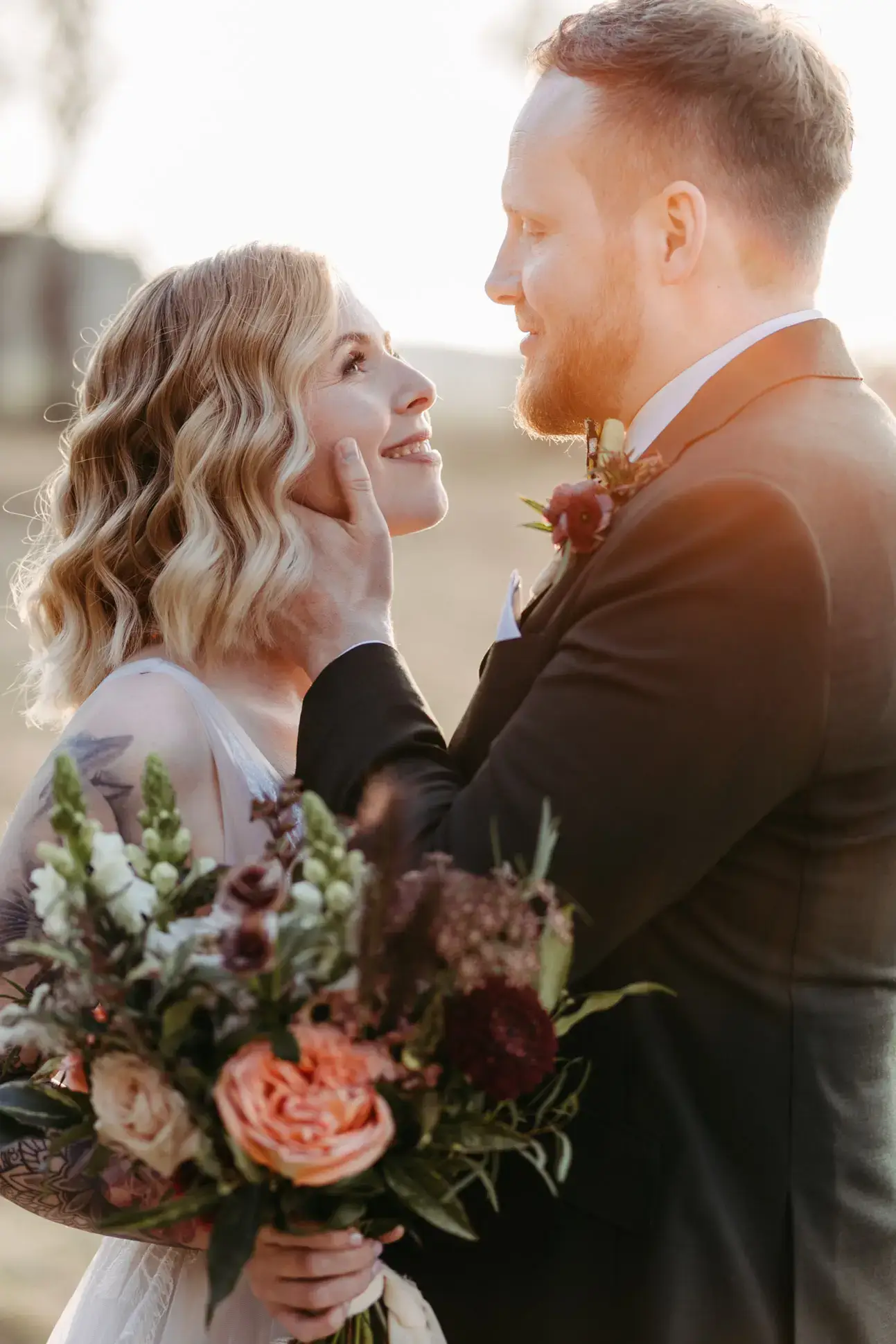 Aufnahme des Brautpaares beim Paarshooting im Abendlicht auf einem Feld in Brandenburg