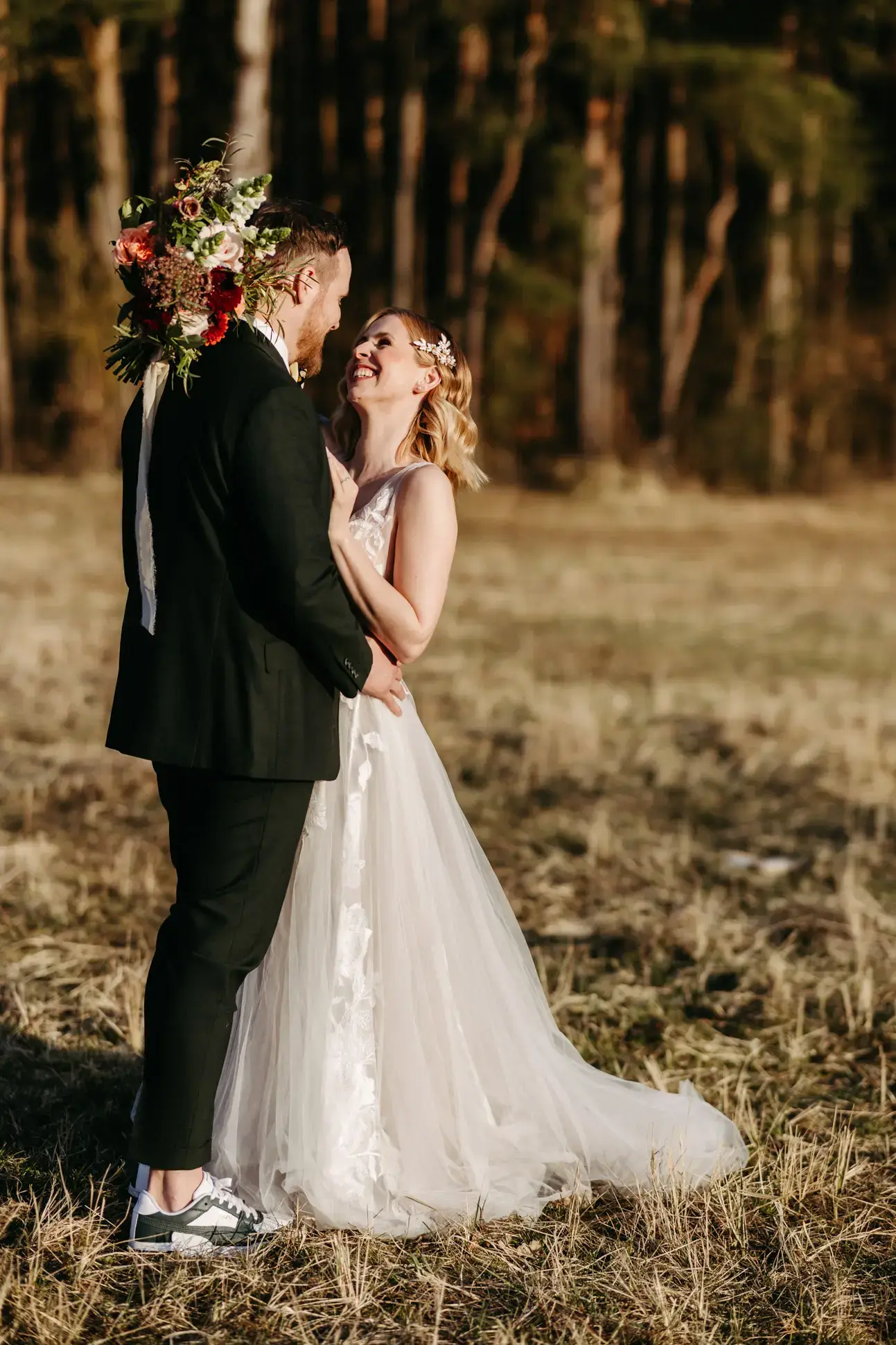 Das Brautpaar im Abendlicht auf einem Feld in Brandenburg