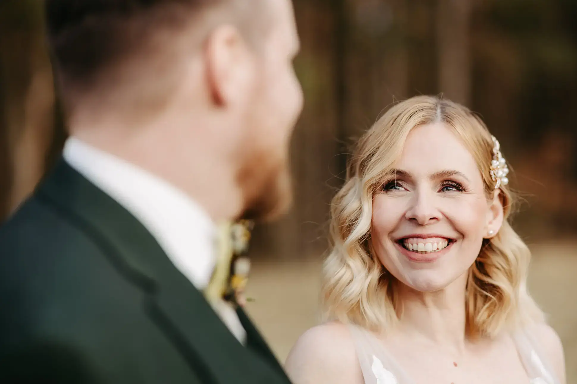 Die Braut lächelt ihren Mann an, Nahaufnahme von beiden auf dem Feld in Brandenburg