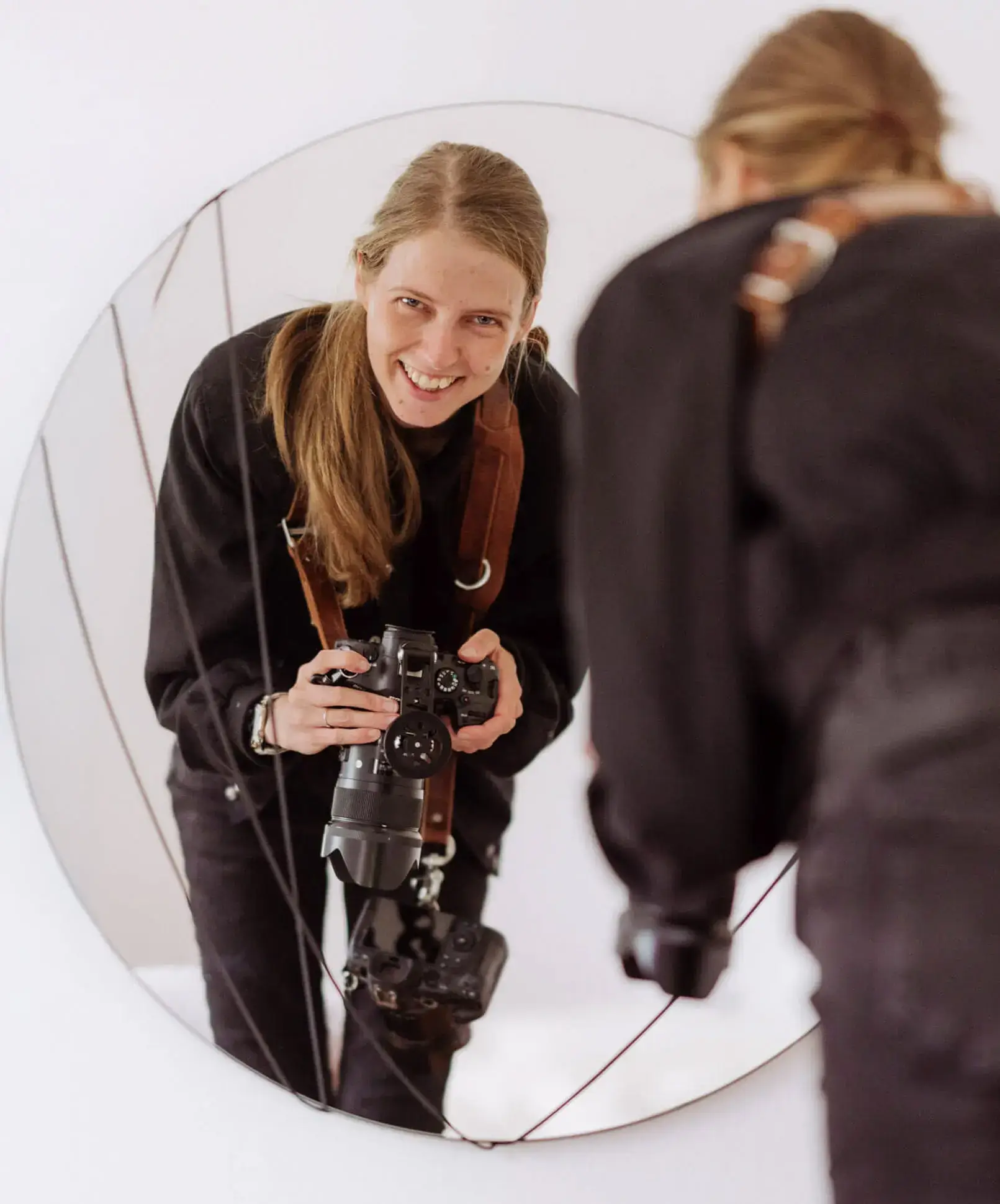Bild von der Fotografin bei der Arbeit, im Spiegel fotografiert