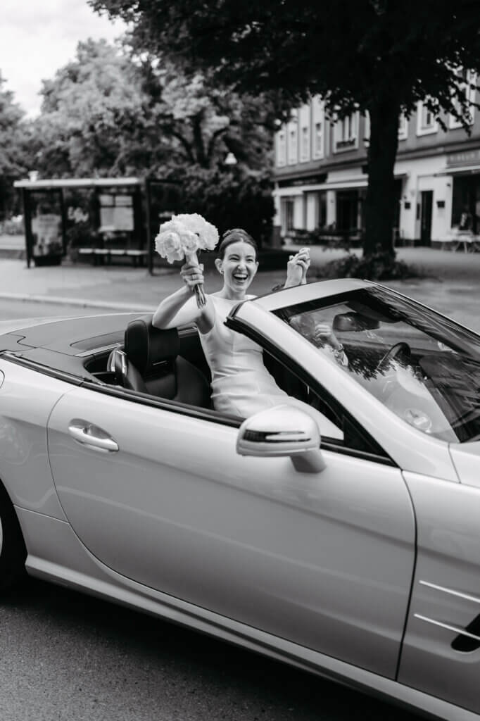 Die Braut im Auto des Hochzeitspaares