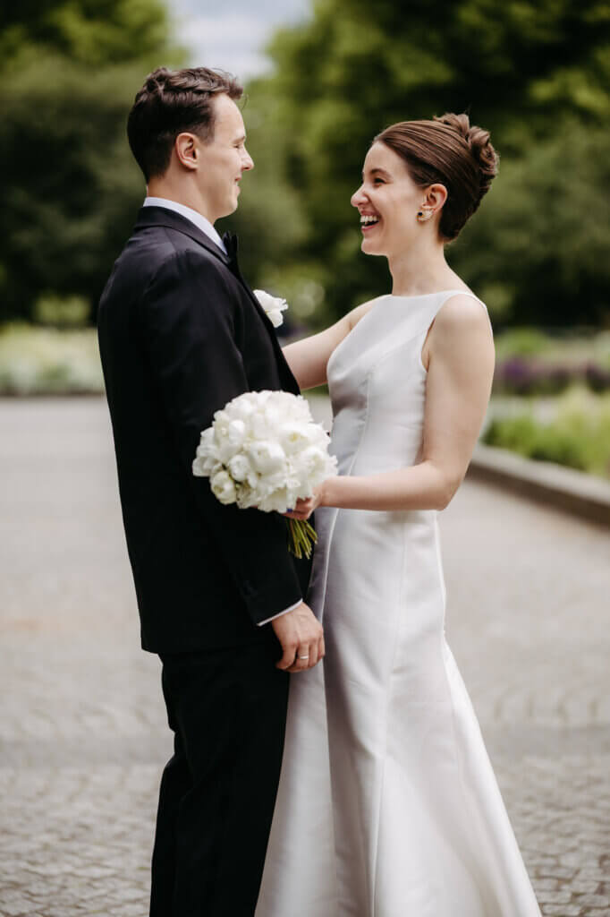 Hochzeitspaar lacht sich an