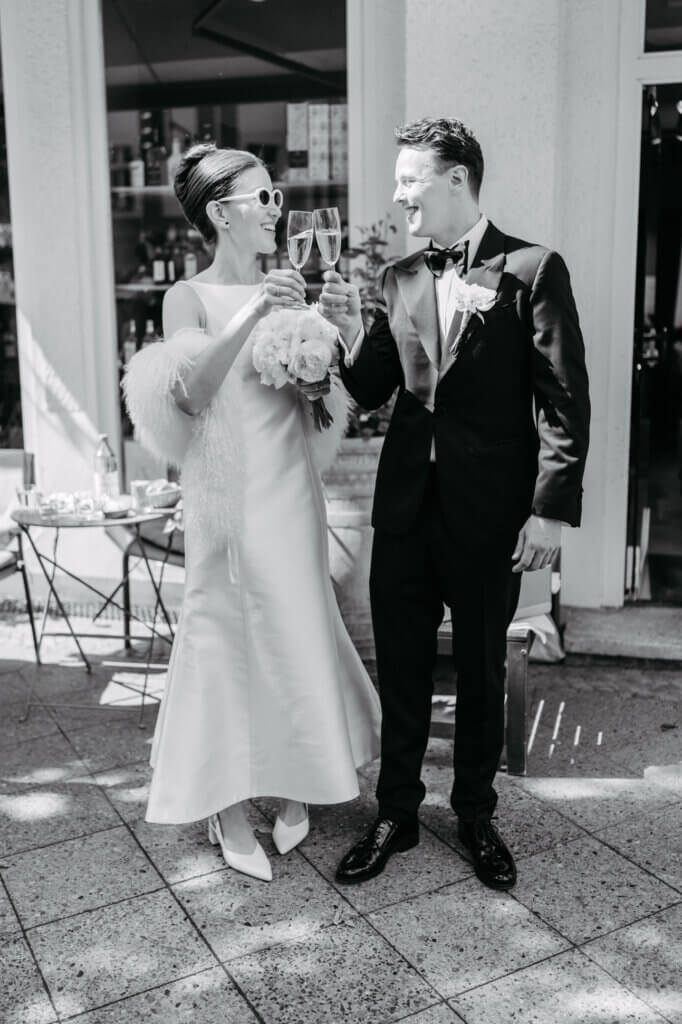 Hochzeitspaar stößt beim Sektempfang an