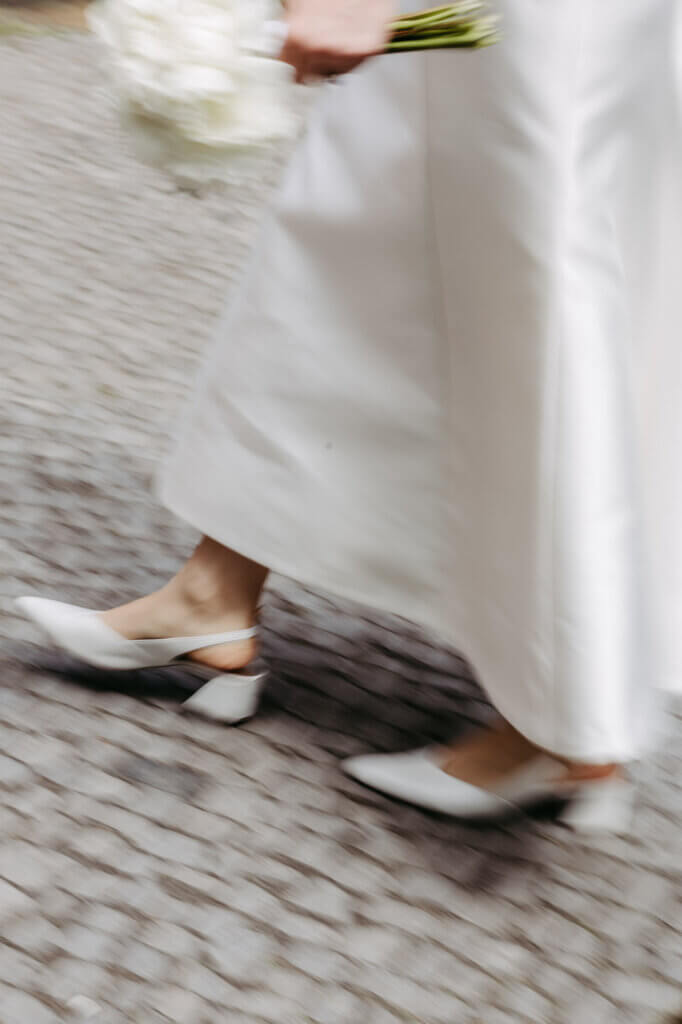 Aufnahme von Strauß und Schuhen der Braut, gewollt verschwommen in Berlin
