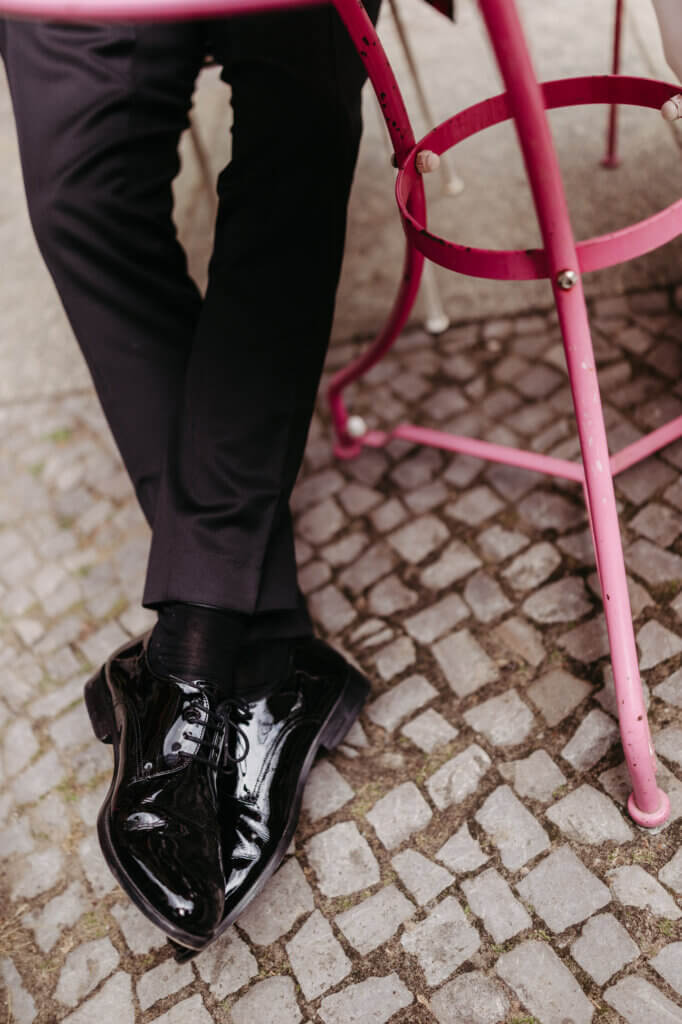 Detailaufnahme der Schuhe des Bräutigams