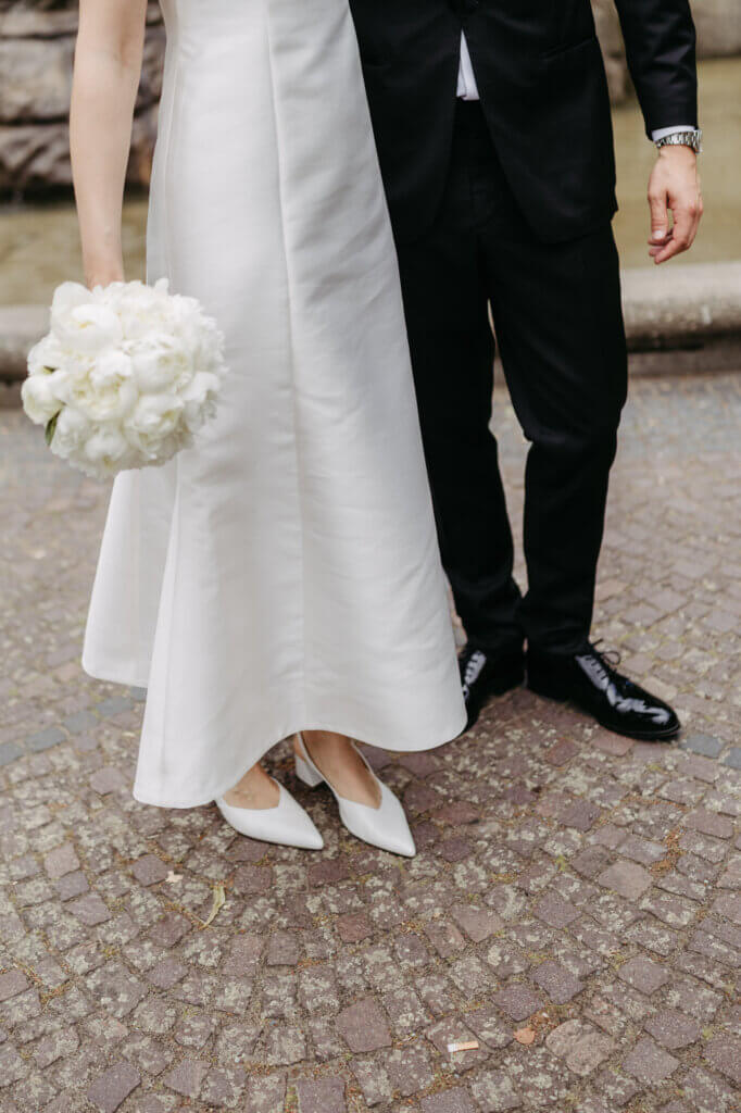 Detailaufnahme von Schuhen, Kleid und Anzug