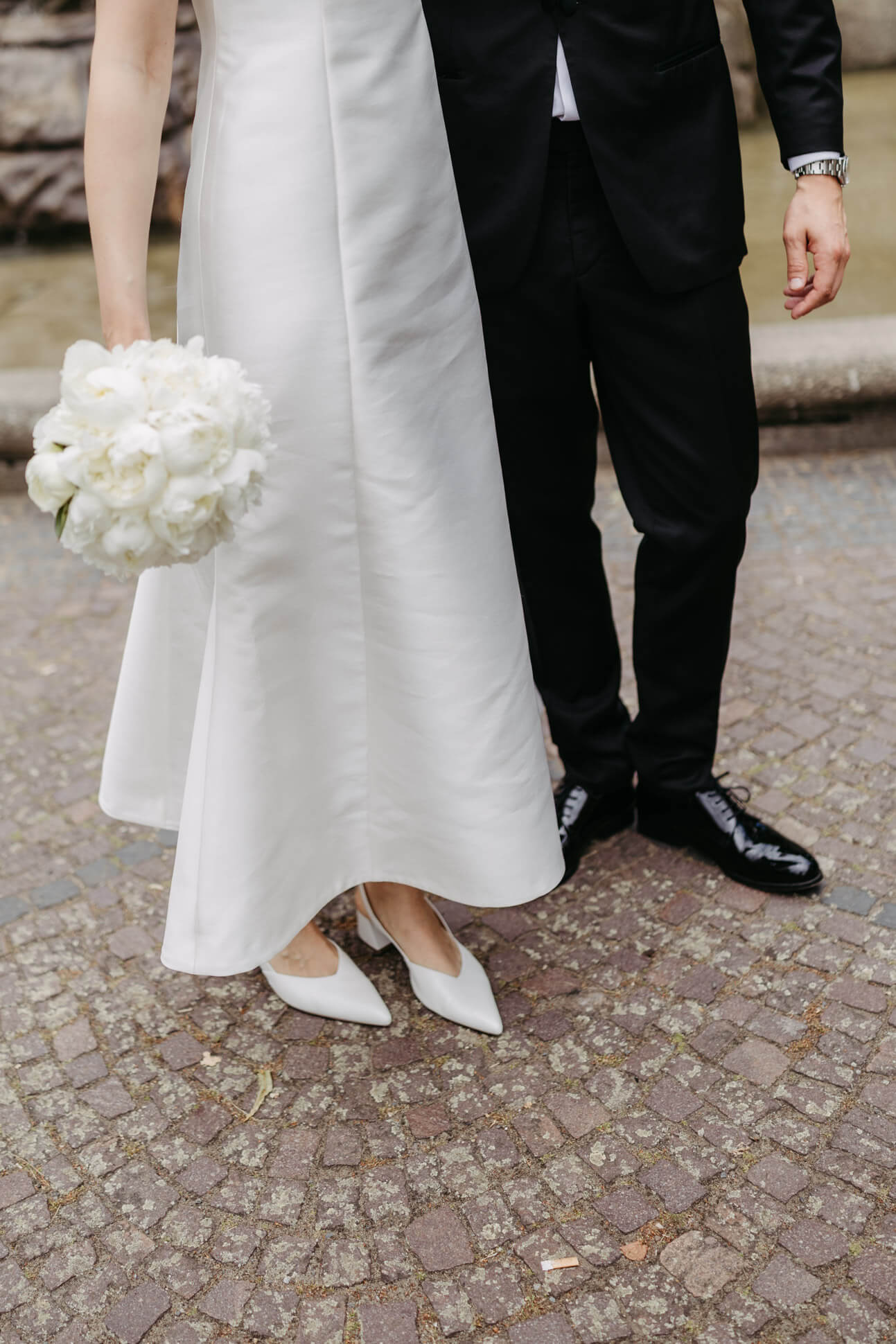 Detailaufnahme von Schuhen, Kleid und Anzug