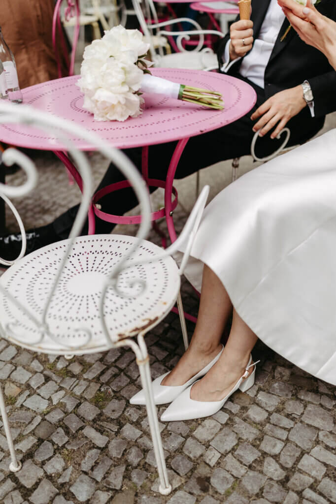 Cafestuhl und Brautschuhe