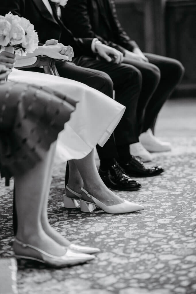 Detailaufnahme der Schuhe von Brautpaar und Trauzeugen im Standesamt Berlin