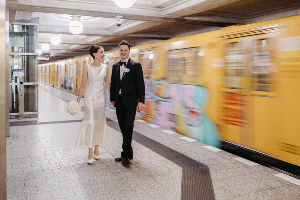 Aufnahme des Brautpaares mit einfahrender UBahn