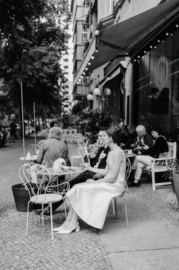 Paar sitzt im Berliner Cafe