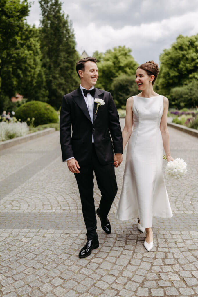 Brautpaar läuft auf die Fotografin zu in Berlin