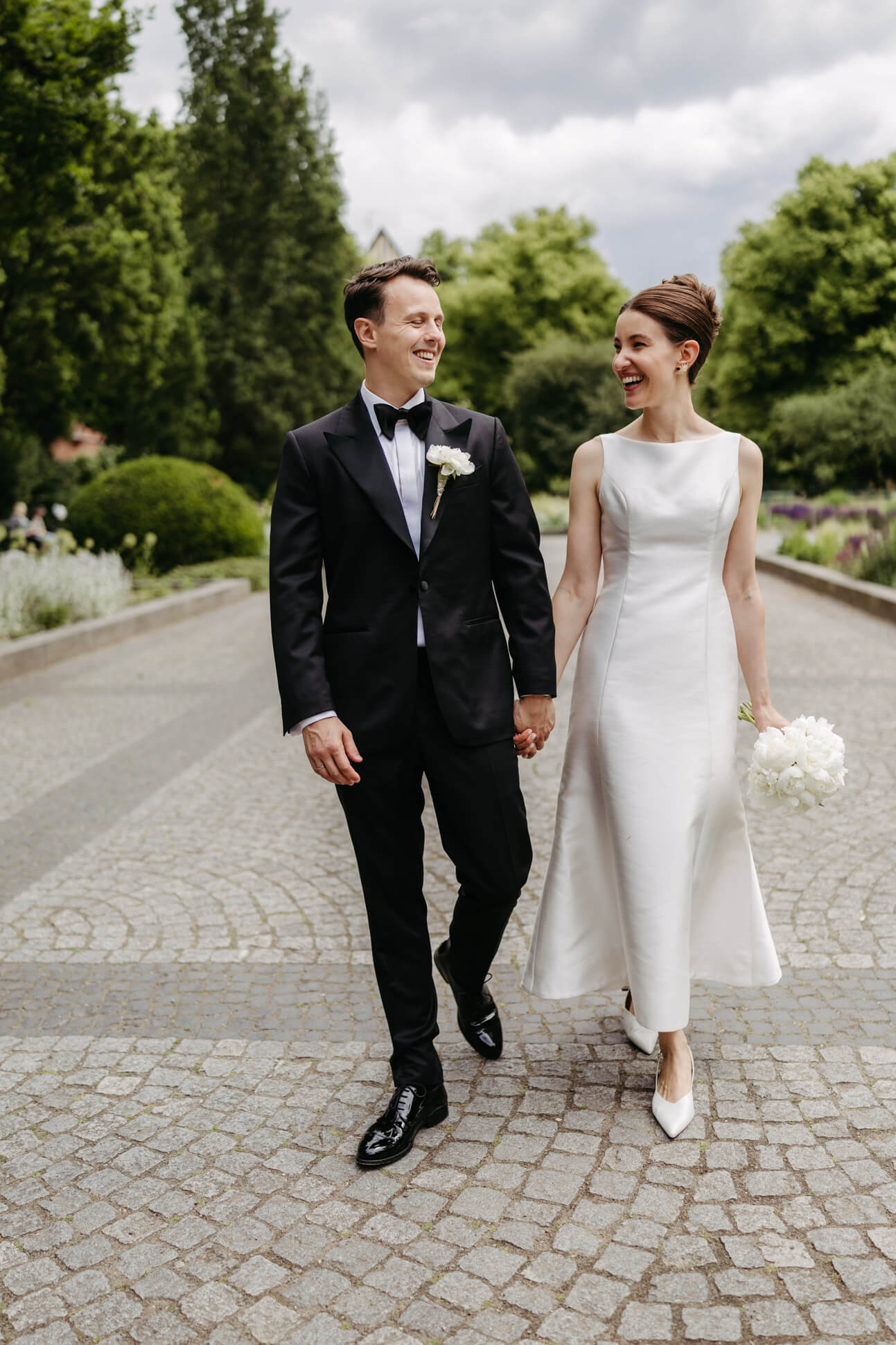 Brautpaar läuft auf die Fotografin zu in Berlin