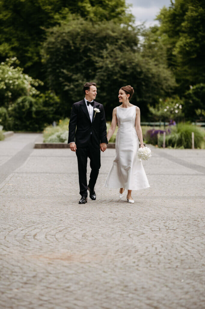 Brautpaar läuft auf die Hochzeitsfotografin zu