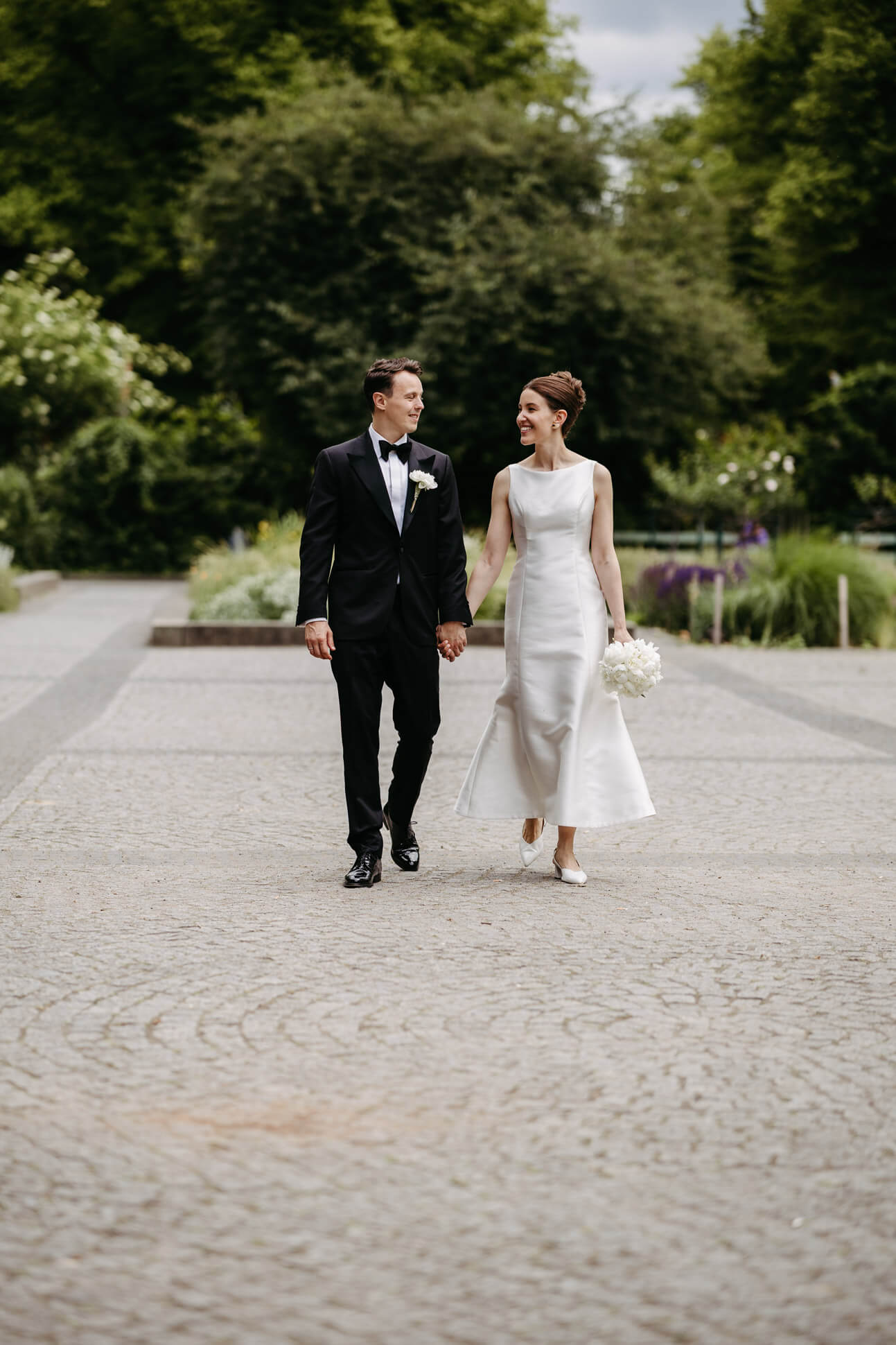 Brautpaar läuft auf die Hochzeitsfotografin zu