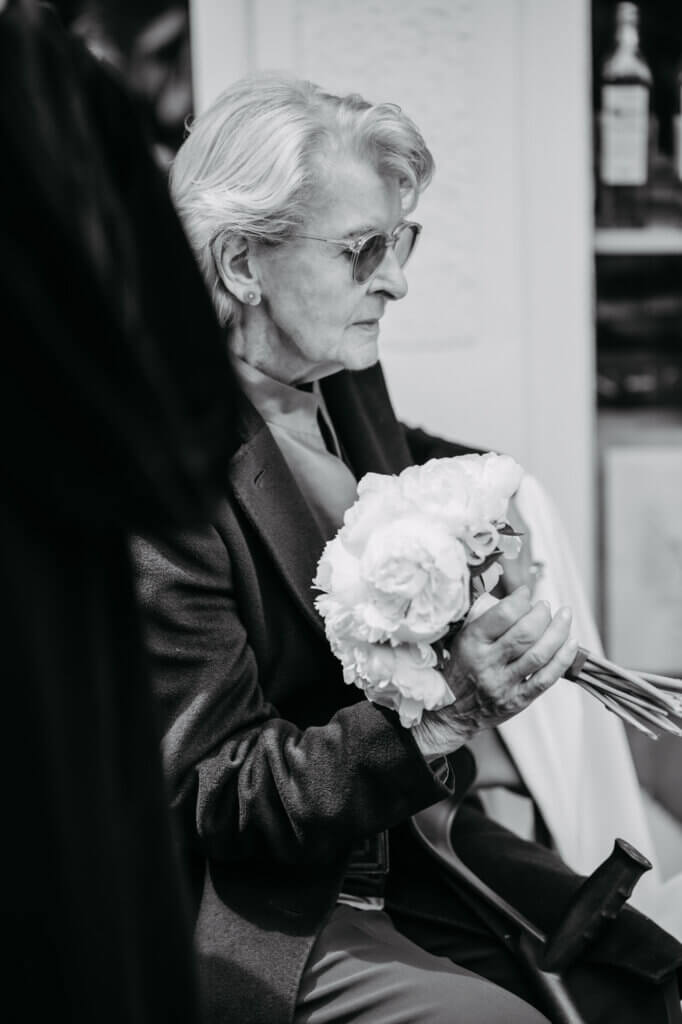 Oma der Braut mit dem Brautstrauß
