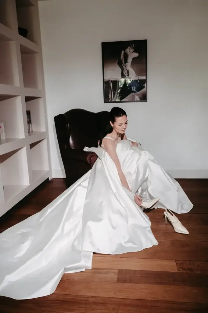Braut beim Getting Ready, Anziehen der Brautschuhe
