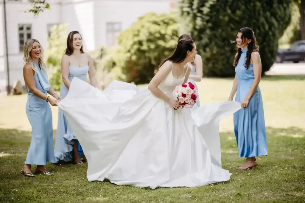 Die Braut, lachend mit ihren Brautjungfern beim Shooting mit der Hochzeitsfotografin