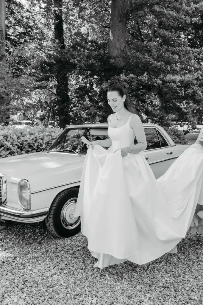 Die Braut vor Oldtimer Mercedes vor der Trauung
