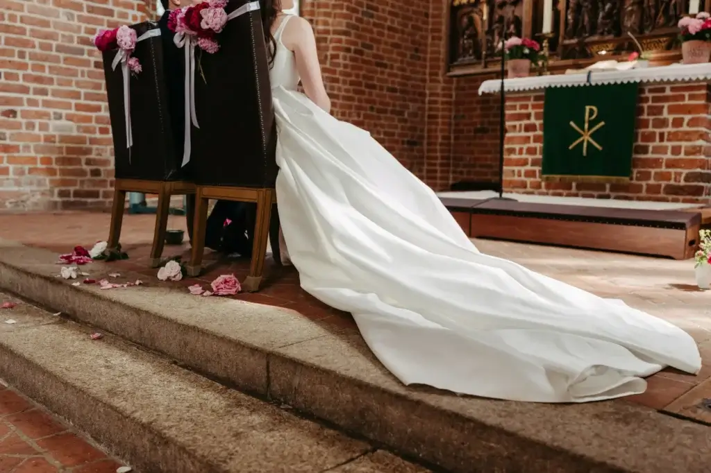 Detailaufnahme der Schleppe des Brautkleides in der Kirche Lütjenburg