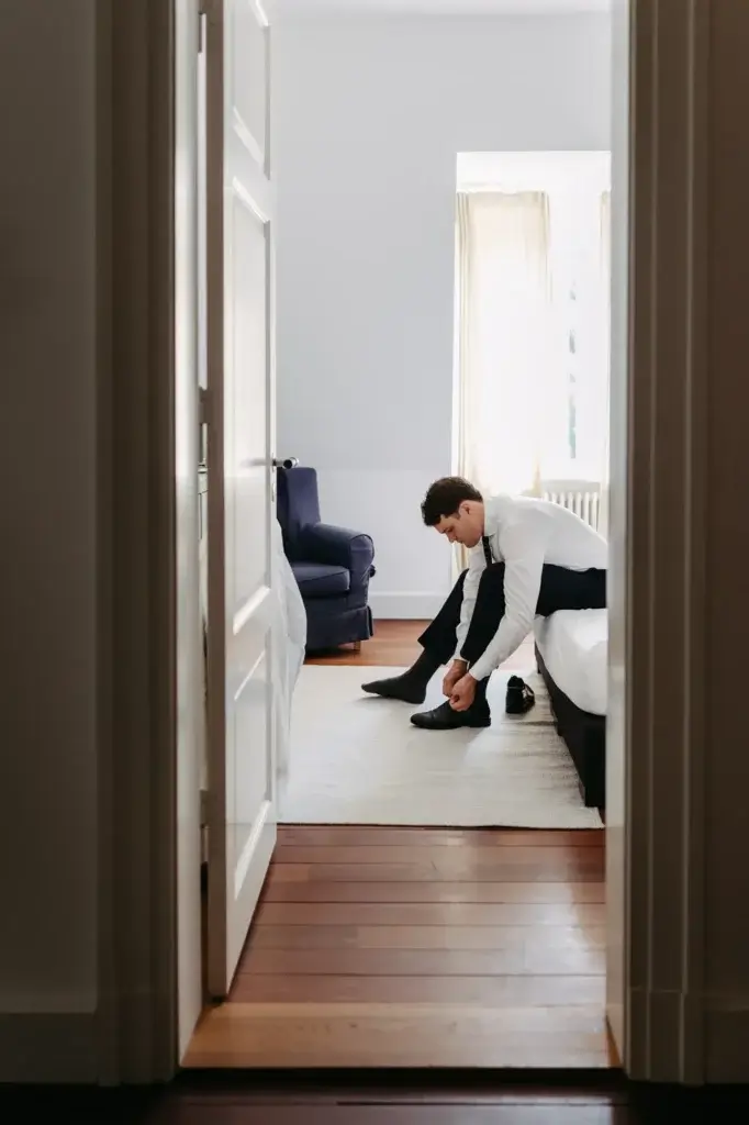 Bräutigam beim Anziehen der Schuhe