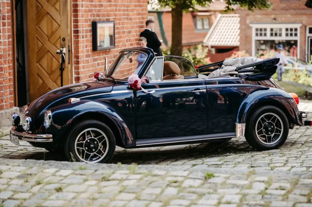 Oldtimer Käfer vor der Kirche in Lütjenburg