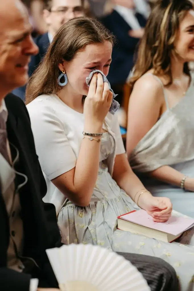 Weinender Gast Gästin Kirche